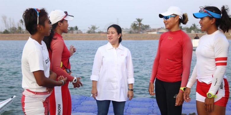 Menko PMK Puan Maharani berdialog dengan atlet dayung dan kano saat mengunjungi danau yang menjadi venue dayung dan kano di Jakabaring, Palembang, Sabtu(11/8/2018).