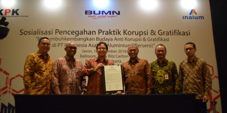 Direktur Utama INALUM Budi G. Sadikin menandatangani komitmen penerapan pengendalian gratifikasi disaksikan oleh KPK di Hotel Ritz Carlton Pacific Place Jakarta (10/12/2018)