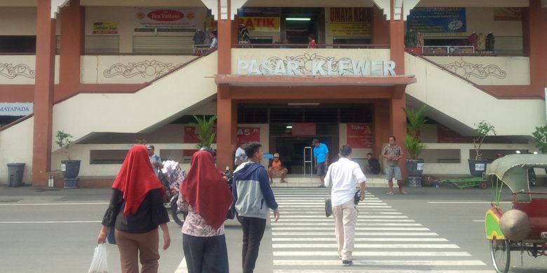 Warga melintas di depan Pasar Klewer Solo, Jawa Tengah, Jumat (4/1/2019).