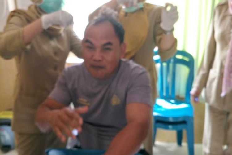 Aiptu Kosrin, Kanit Provos Polsek Tlogowungu, Kabupaten Pati, Jawa Tengah, saat dirawat di Puskesmas Tlogowungu, Selasa (27/8/2019).