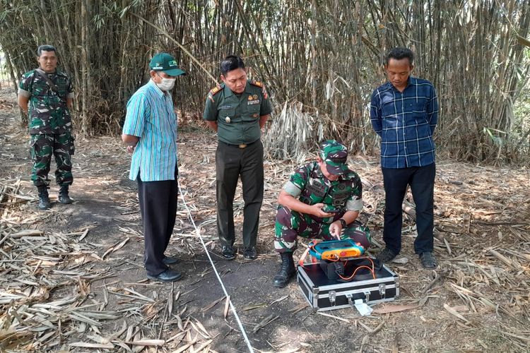 Upaya pencarian lokasi serat air di bawah tanah menggunakan teknologi geolistrik di Desa Pajerukan, Kalibagor, Banyumas, Jawa Tengah, pada medio Agustus 2023. 