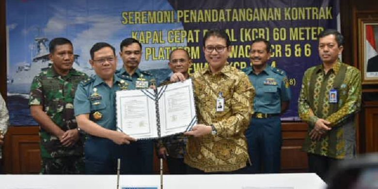 Sekretaris Jenderal (Sekjen) Kementerian Pertahanan Laksda TNI Agus Setiadji bersama Dirut PT PAL Indonesia memperlihatkan piagam kerja sama  Kemhan dengan PT PAL Indonesia. Kerja sama tersebut untuk membangun kapal rudal cepat. 