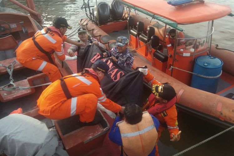 Tim basarnas, TNI AL dan Polairud Polres Dumai saat mengevakuasi mayat yang ditemukan di perairan perbatasan Selat Malaka dengan Indonesia