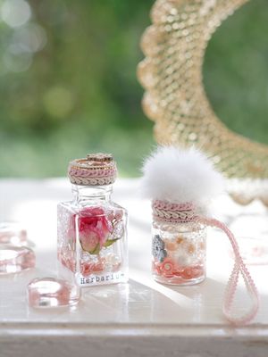 “Herbarium, Petit Bottle Set”, 1 set yang terdiri dari 2 botol kecil berwarna pink yang cantik