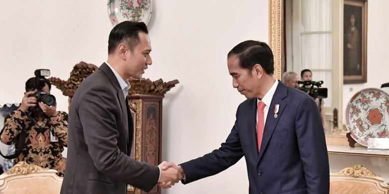 Komandan Satgas Bersama Pemenangan Pilkada dan Pemilu 2019 Partai Demokrat Agus Harimurti Yudhoyono (AHY) saat bertemu Presiden Joko Widodo di Istana, Selasa (6/3/3018)
