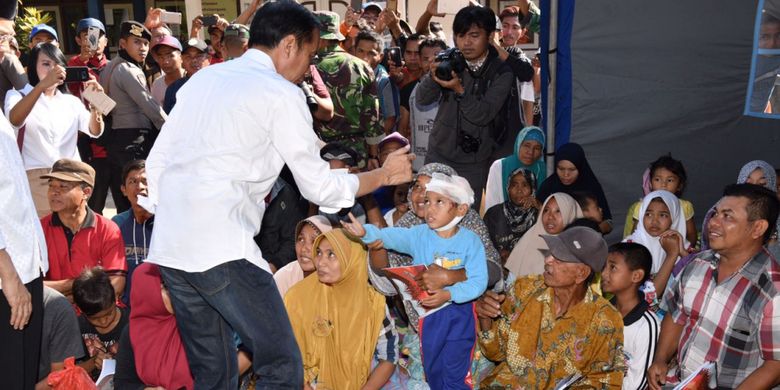 Presiden Joko Widodo saat meninjau korban gempa di Lombok, Nusa Tenggara Barat, Senin (30/7/2018).