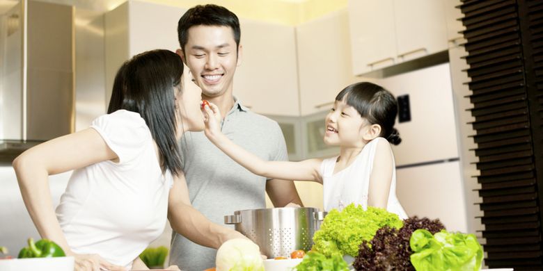 Ilustrasi sebuah keluarga makan makanan segar dan sehat.