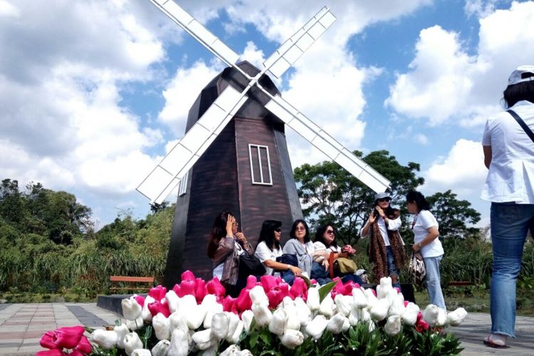 Para pengunjung saat berfoto di landmark kincir angin Belanda