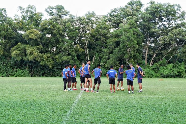 Evan Dimas dan Ilham Udin mendengarkan instruksi pelatih P Maniam saat latihan bersama Selangor FA di Padang SUK pada Sabtu (3/2/2018).

