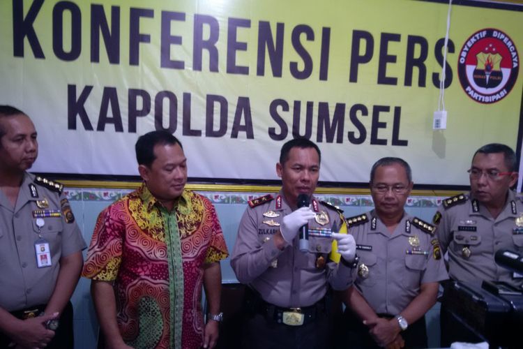 Kapolda Sumsel Irjen Pol Zulkarnain Adinegara saat gelar perkara di Rumah Sakit Bhayangkara, Palembang.