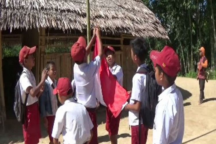 Siswa dan guru dari sekolah bambu di pelosok desa di Mamasa, Sulawesi Barat ini menggelorakan semangat patriotisme dan nasionalisme setiap hari.