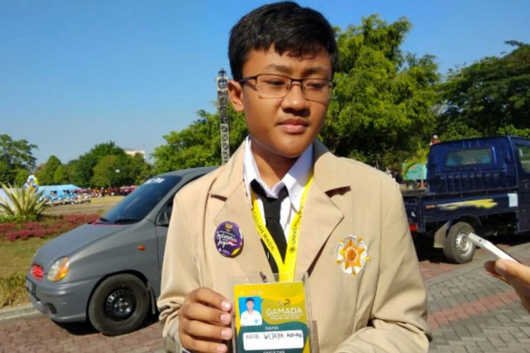 Nur Wijaya Kusuma mahasiswa termuda UGM saat di halaman Grha Sabha Pramana