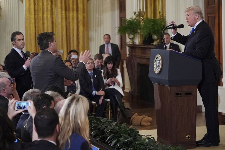 Presiden Amerika Serikat Donald Trump terlibat ketegangan dengan jurnalis CNN sekaligus Ketua Jurnalis Gedung Putih Jim Acosta (berdiri, dua dari kiri) saat konferensi pers di Gedung Putih Rabu (7/11/2018).