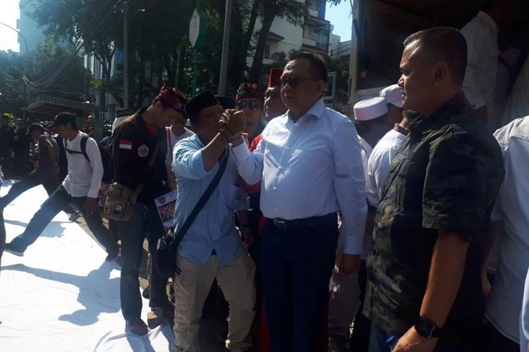 Wakil Ketua DPRD DKI Jakarta M Taufik saat temui peserta aksi unjuk rasa di depan Gedung DPRD DKI Jakarta, Jumat (8/3/2019). 