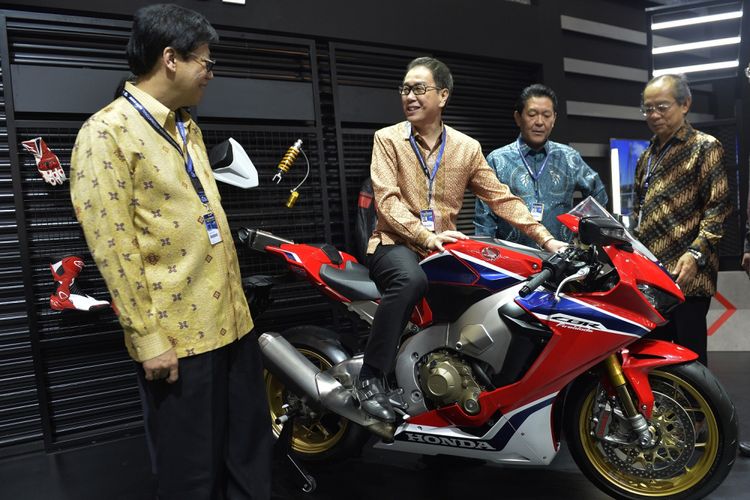 Presiden Direktur PT Astra International Tbk Prijono Sugiarto (kedua kiri) berbincang dengan Executive Vice President Director AHM Johannes Loman (kiri) disaksikan  Chief Operating Officer fot Motorcycle Operation of Honda Motor CO., Ltd Shinji Aoyama (kedua kanan), dan President Director AHM Toshiyuki Inuma (kanan) ketika mencoba motor Honda CBR1000RR pada GAIKINDO Indonesia International Auto Show (GIIAS) 2017 di ICE BSD City, Tangerang, Kamis (10/8/2017). Pameran otomotif tersebut diikuti 32 Agen Pemegang Merek (APM), 10 merek motor dan lebih dari 130 exhibitor non APM. ANTARA FOTO/Saptono/Kye/17