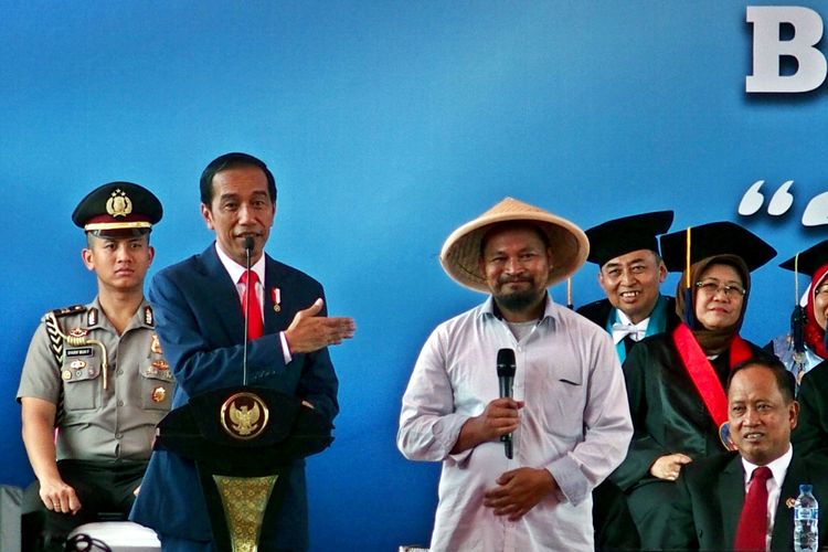 Presiden Joko Widodo (kedua kiri) berdialog dengan seorang petani bawang asal Magelang, Fathul Hakim, saat memberikan orasi ilmiah pada acara Dies Natalis ke-60 Universitas Diponegoro (Undip), di Semarang, Jawa Tengah, Selasa (17/10/2017). Presiden menegaskan tentang pentingnya peran perguruan tinggi dalam situasi perkembangan global yang begitu dinamis untuk mengantisipasi dan mempersiapkan langkah dan antisipasinya.