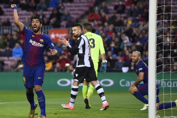 Luis Suarez tampak melakukan protes pada pertandingan Barcelona vs Levante di Stadion Camp Nou, Minggu (7/1/2018).