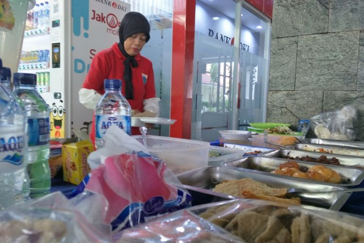 Pedagang masakan khas Betawi di Balai Kota DKI Jakarta, Minggu (11/3/2018).