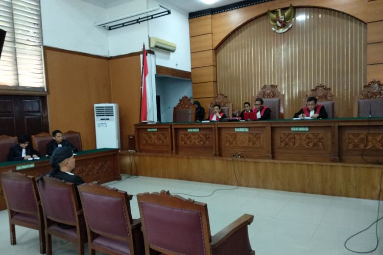 Ahmad Dhani menghadiri sidang pembacaan putusan sela di PN Jakarta Selatan, Senin (14/5/2018)
