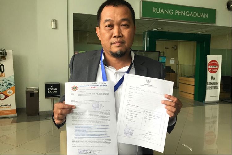 Koordinator MAKI Boyamin Saiman usai melaporkan Ketua MA Hatta Ali ke MK atas dugaan pelanggaran kode etik, Jumat (17/5/2018).