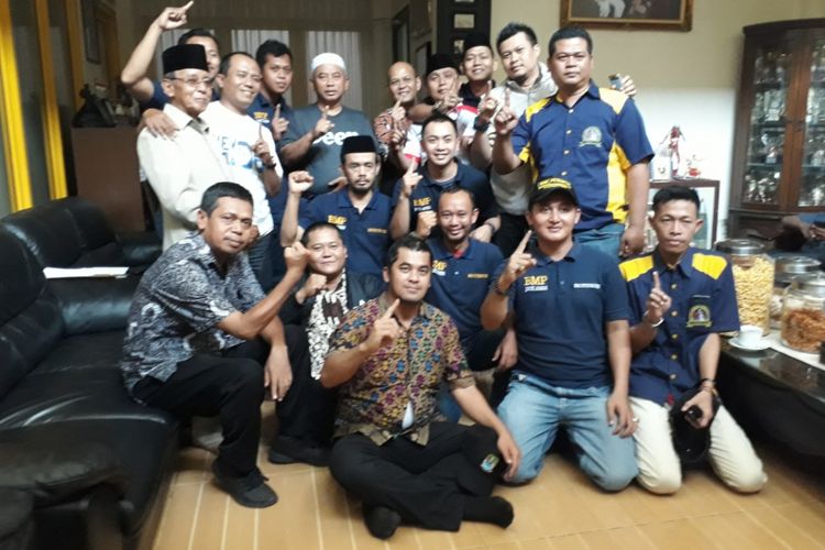 Rahmat Effendi bersama para relawannya sehari setelah Pilkada Walikota Bekasi 2018 pada Kamis (28/06/2017).