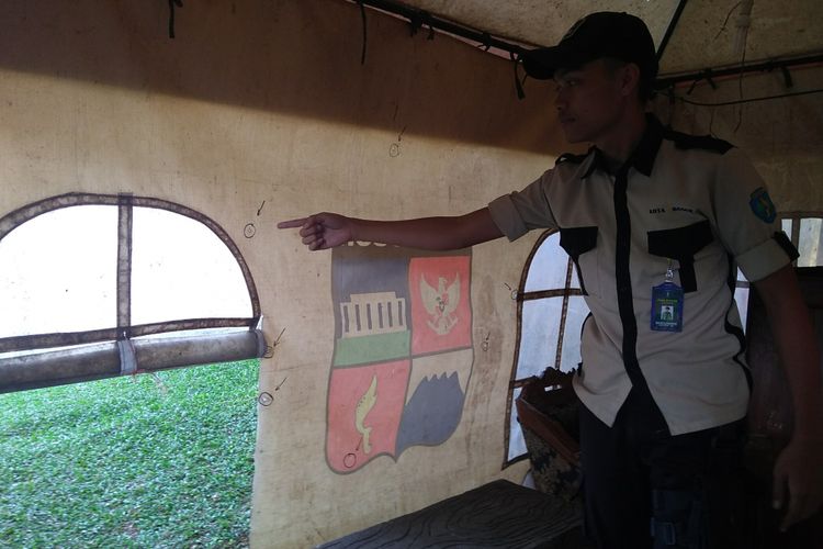 Seorang petugas park ranger memperlihatkan lubang peluru yang mengenai pos jaga di Taman Peranginan, Bogor, Jawa Barat, Rabu (1/8/2018).