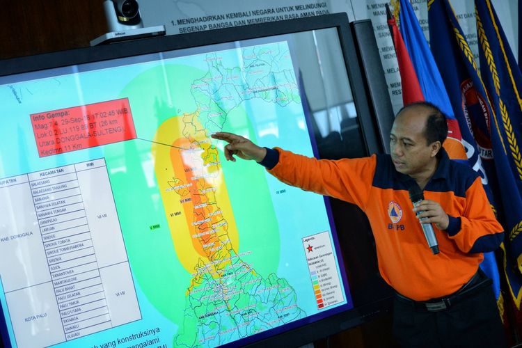 Kepala Pusat Data Informasi dan Humas BNPB Sutopo Purwo Nugroho (tengah) memberikan pemaparan mengenai dampak gempa bumi dan tsunami di kota Donggala dan Palu, Sulawesi Tengah saat konferensi pers di Graha Badan Nasional Penanggulangan Bencana (BNPB), Jakarta, Sabtu (29/9/2018). Berdasarkan data BNPB hingga pukul 10.00 WIB menyatakan jumlah korban yang meninggal dunia akibat gempa bumi dan tsunami di kota Palu sebanyak 48 orang, sementara untuk kota Donggala belum mendapatkan laporan dikarenakan terputusnya jaringan komunikasi, dan diperkirakan jumlah korban akan terus bertambah. Kompas.com