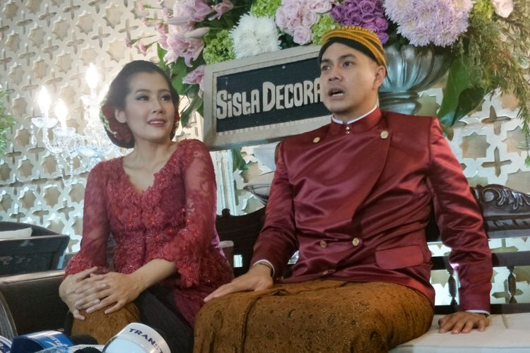 Ardina Rasti dan Arie Dwi Andika menjalani acara siraman dalam adat Jawa untuk tujuh bulan kehamilan Rasti di Pendopo Kemang, Jakarta Selatan, Minggu (30/9/2018).