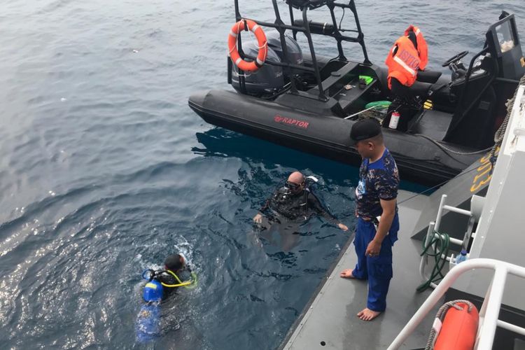 Proses pencarian korban dan badan pesawat Lion Air JT-610 yang dilakukan tim Polairud Mabes Polri, di perairan Karawang, Jawa Barat, Selasa (30/10/2018).