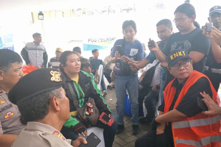 Anatasia Lorinda Dorkas Mengko memberikan keterangan kepada anggota KNKT.