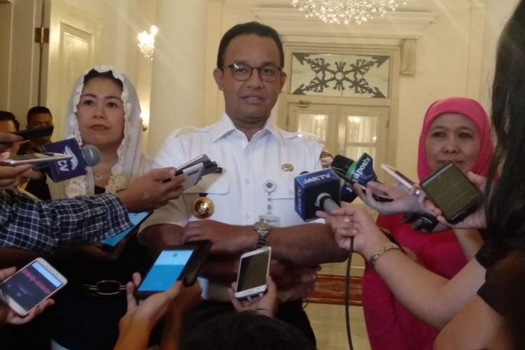 Gubernur terpilih Jawa Timur Khofifah Indar Parawansa dan putri Presiden Abdrurrahman Wahid, Yenny Wahid, datang ke Balai Kota DKI Jakarta menemui Gubernur DKI Anies Baswedan, Rabu (16/1/2019).