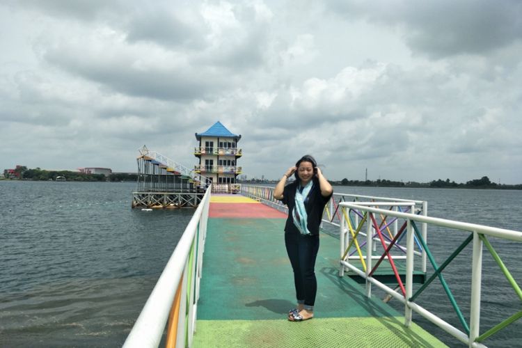 Pengunjung menikmati pemandangan danau Jakabaring Sport City, Palembang, Sumatera Selatan.