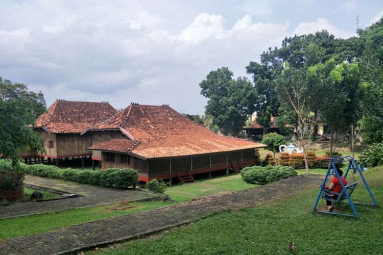 Rumah limas yang terdapat di kawasan Museum Balaputera Dewa, Palembang, Sumatera Selatan.