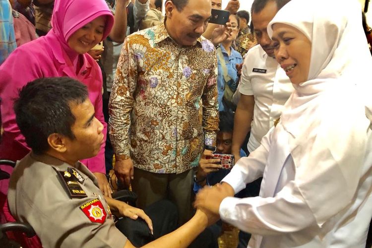 Korban bom Surabaya menerima kompensasi dari negara melalui LPSK di Gedung Grahadi Surabaya, Rabu (15/5/2019)