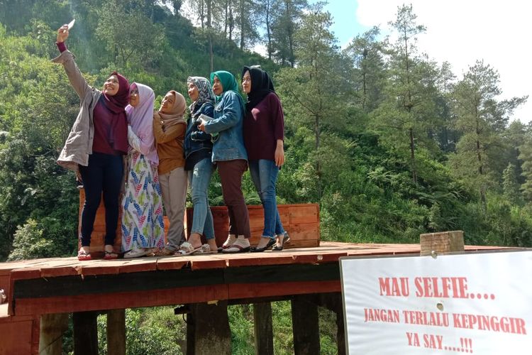 Pengunjung asyik berswafoto di salah satu spot foto yang berada di Objek Wisata Kalianget Kecamatan Kalibening, Kabupaten Banjarnegara, Jawa Tengah, Minggu (9/6/2019).