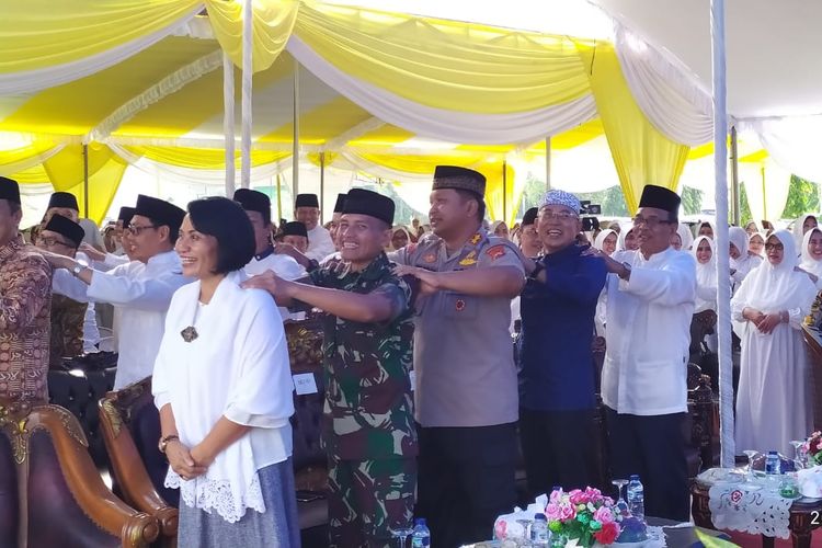 Aksi saling pijat para jamaah tausyiah ustadz Ahmad Wijayanto di Kabupaten Bengkulu Selatan, Kamis (20/6/2019).