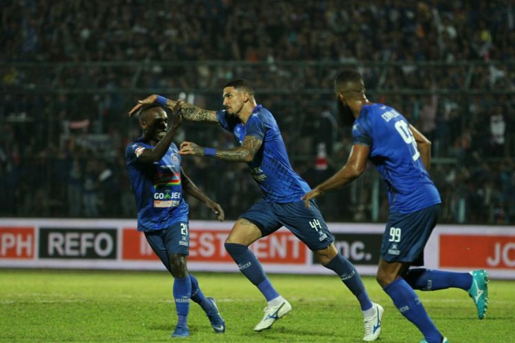 Selebrasi bek Arema FC, Arthur Cunha, seusai membobol gawang Persib Bandung di Stadion Kanjuruhan, Selasa (30/7/2019). 