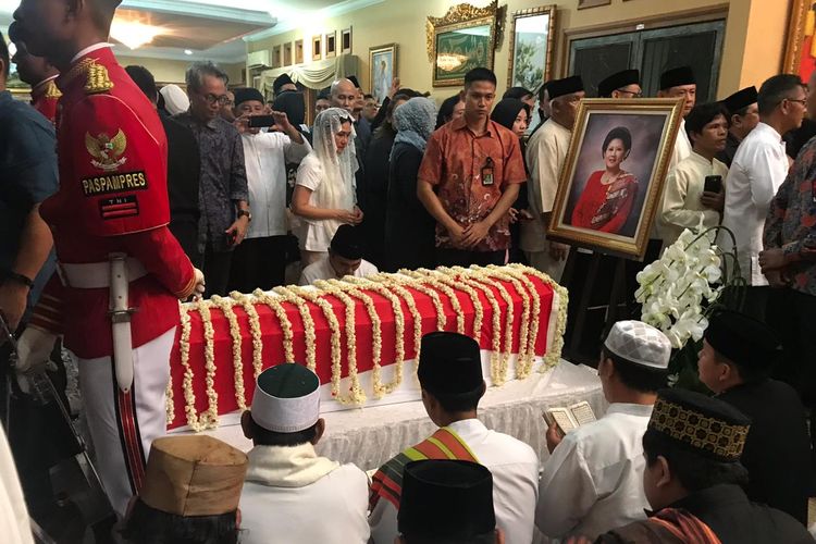 Jenazah istri Presiden keenam Republik Indonesia, Susilo Bambang Yudhoyono, Ani Yudhoyono, disemayamkan di Puri Cikeas, Sabtu (1/6/2019) malam.