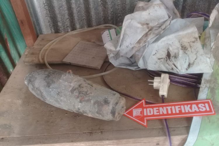 Sebuah mortir  ditemukan warga di lokasi pembangunan hotel di Kelurahan Honipopu, Kecamatan Sirimau, Ambon, Senin (25/3/2019)