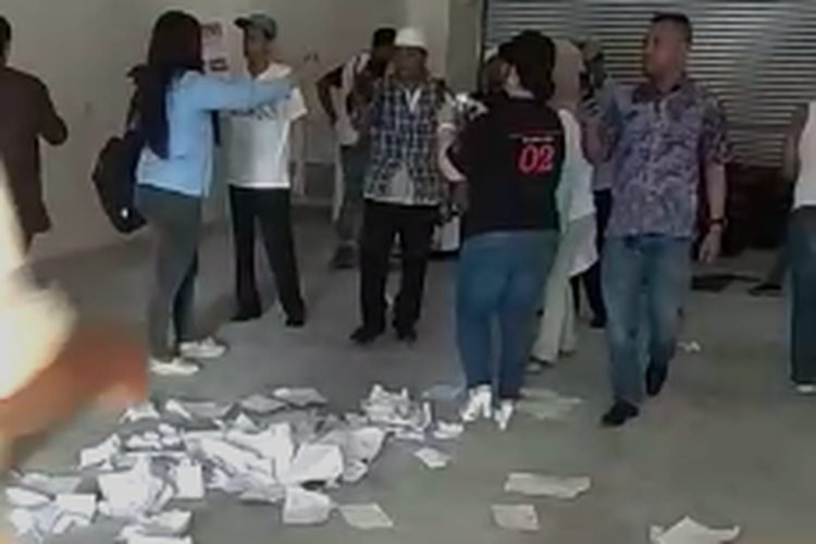 Sebuah video yang beredar di Facebook menunjukkan adanya satu ruangan berisi kantong-kantong plastik terisi penuh surat suara yang sudah tercoblos. Video ini menyebutkan bahwa surat suara itu ditemukan di sebuah gedung di Malaysia dan surat suara itu sudah dicoblos lebih dulu.