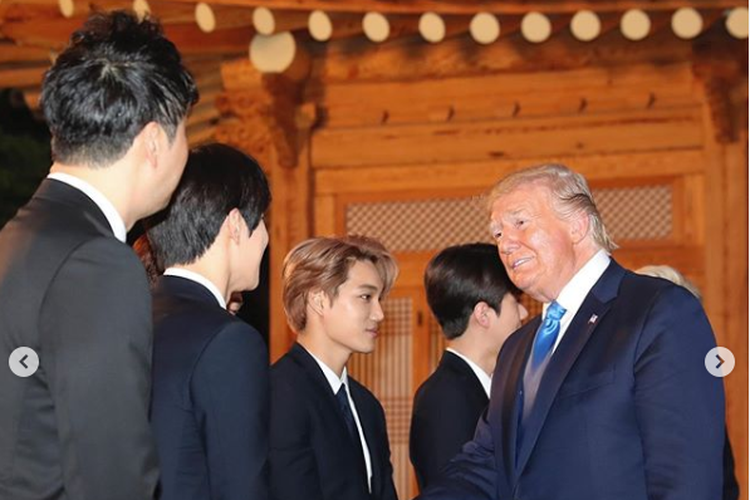 Boyband Korea EXO saat berjabat tangan dengan Presiden AS Donald Trump, di Korea Selatan, beberapa waktu lalu. 