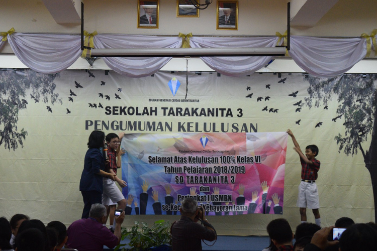 Siswa kelas 6 SD Tarakanita yang membuka spanduk bertuliskan kelulusan 100 persen pada USBN tahun ajaran 2018-2019. SD Tarakanita 3 pun meraih peringkat pertama pada wilayah 1 Jakarta Selatan.