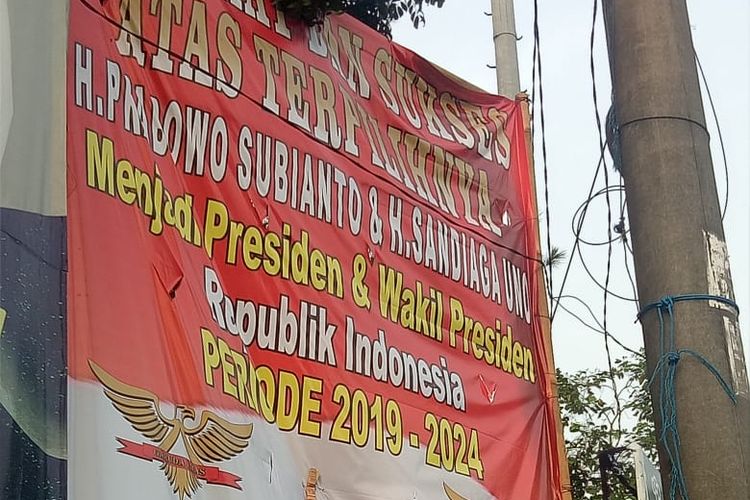 Baliho klaim kemenangan Paslon 02 Prabowo-Sandiaga terpampang di depan Komplek Perumahan Duta Harapan, Bekasi Utara, Jawa Barat Rabu (8/5/2019).