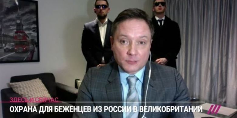 Warga negara Rusia bernama Sergey Kapchuk ketika diwawancara menceritakan ketakutannya bakal menjadi target serangan Negeri Beruang Merah selanjutnya. Tampak di belakangnya terdapat dua pria yang diduga adalah pengawalnya.
