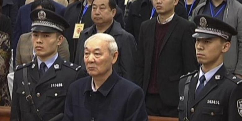 Zhang Zhongsheng, mantan Wakil Wali Kota di Luliang ketika menjalani sidang vonis Rabu (28/3/2018), Zhang dijatuhi vonis mati karena terbukti bersalah menerima suap hingga Rp 2 triliun.