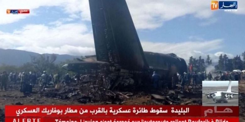 Dalam potongan gambar video, tampak bagian ekor pesawat Ilyushin Il-76 yang jatuh di pangkalan militer di Boufarik, Aljazair, Rabu (11/4/2018).