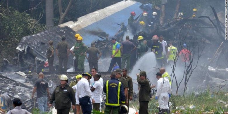 Petugas penyelamat berada di lokasi kecelakaan pesawat Boeing 737-200 maskapai milik Pemerintah Kuba, Cubana de Aviacion, yang jatuh sesaat setelah lepas landas pada Jumat (18/5/2018).