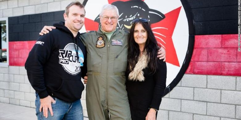 Phillip Frawley (tengah) bersama istrinya Kerry, dan putranya Steven. Frawley menjadi pilot tertua dunia ketika pensiun di usia 66 tahun.