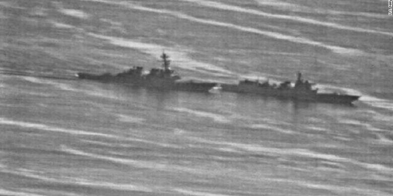 Foto yang dilaporkan diambil Angkatan Laut Amerika Serikat memperlihatkan kapal perusak China Lanzhou (depan) berada dalam jarak yang amat dekat dengan kapal perusak AS USS Decatur. Kapal perang AS saat itu melaksanakan operasi di kawasan Laut China Selatan.