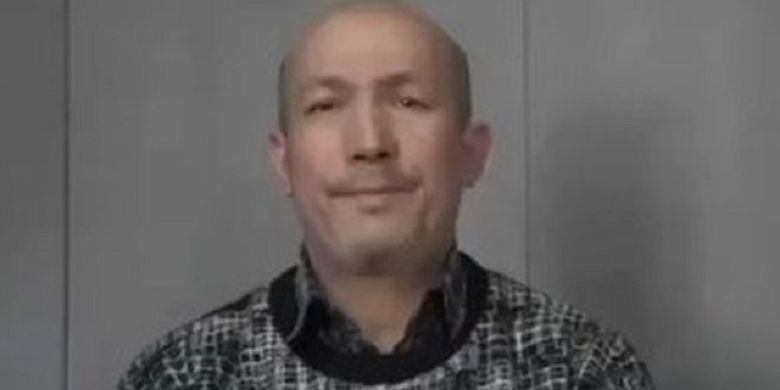 Abdurehim Heyit dalam video yang dirilis China bertanggal 10 Februari 2019. Heyit merupakan musisi Muslim Uighur yang dikabarkan tewas di kamp penahanan.